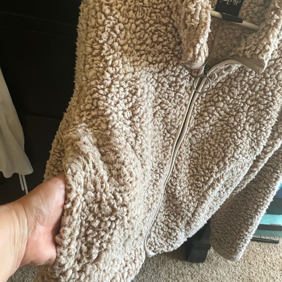 Cute cute. Tag is upside down !  soft and looks so nice with jeans or leggings - Picture 3 of 4